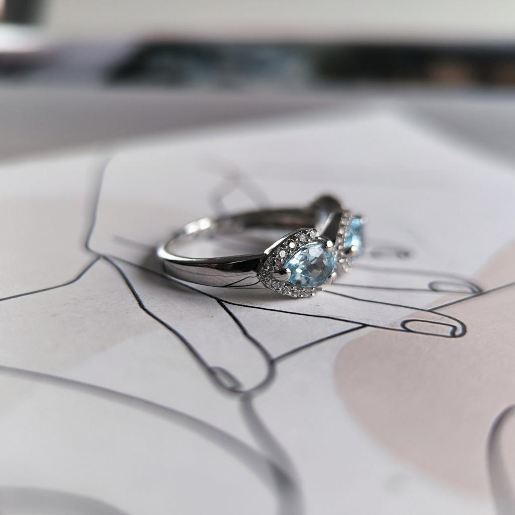 Серебряное кольцо с натуральным топазом 1.601ct, фианитами, вес изделия 2,68 гр (2207023)