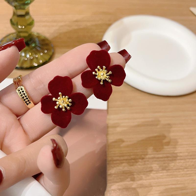 

Серьги с бархатными цветами из серебра 925 пробы для женщин. Маленькие и популярные дизайнерские серьги в стиле Instagram в стиле Instagram. Высококачественные и элегантные универсальные серьги.