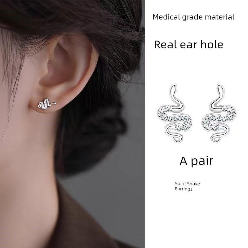 

Медицинская титановая сталь имплантационного класса, серьги-пусеты в виде змеи, женский нишевый дизайн, темпераментные, трендовые, крутые, со сверкающими бриллиантами, пирсинг ушей, серьги из сплава Pair of Stylish Spirit Snakes