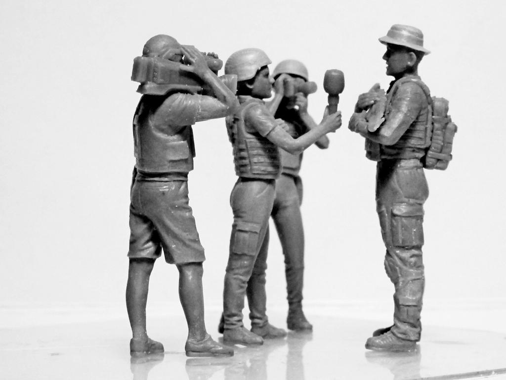 ICM War Journalist Plastic Model 35751 1/35