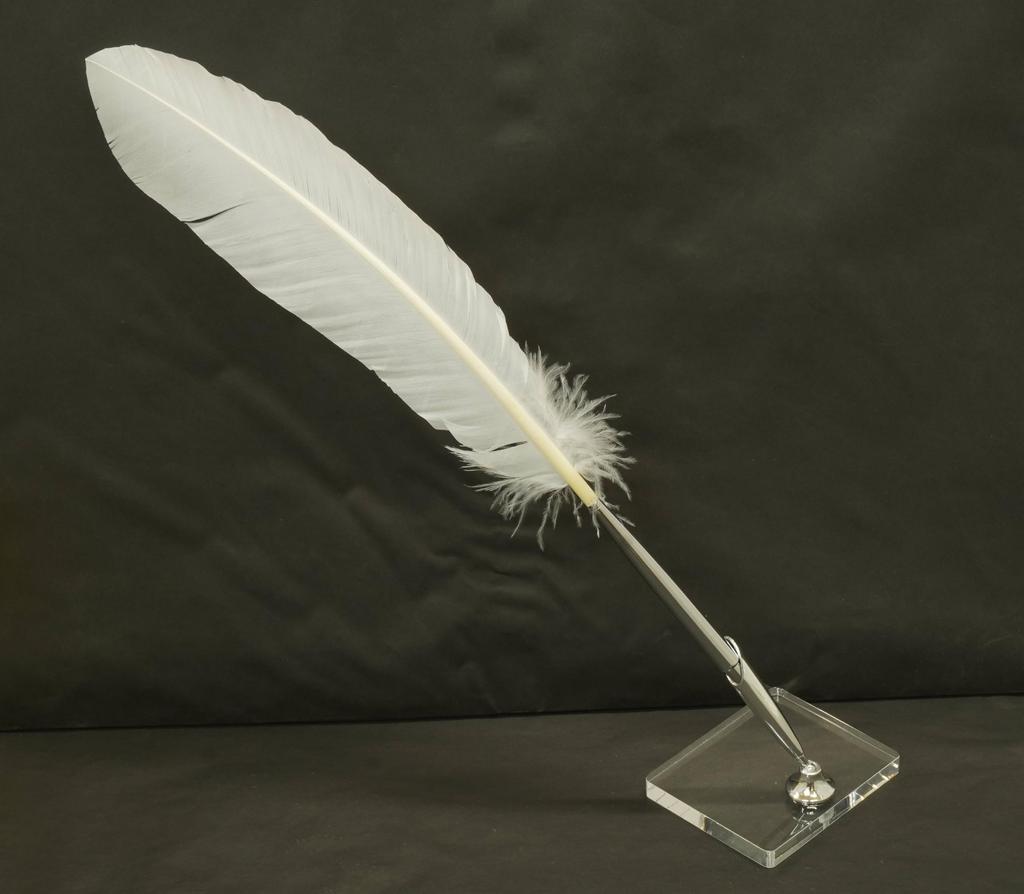 2er-Set Japanisch verarbeitete Truthahnfeder Messingscheibenstift Transparenter Acrylstifthalter mit silbernem Stifthalter Weiße Feder + Q-S6P2WT-2-W