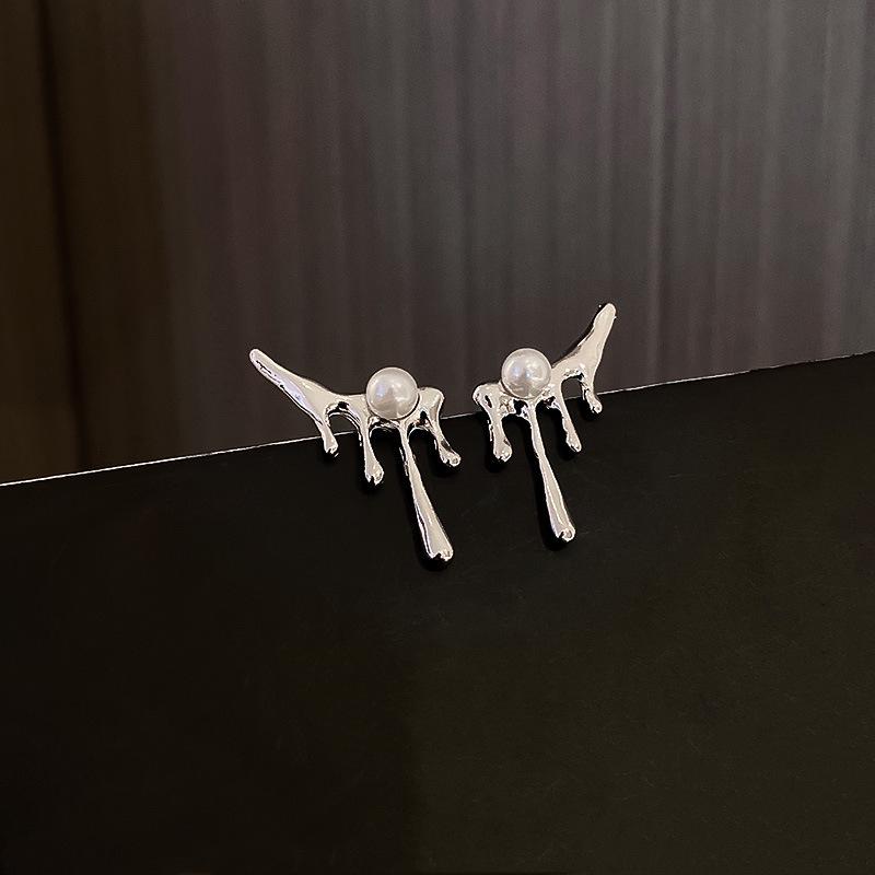 

2025 Stylish Pearl Earrings: Minimalist Cold Style with Silver Posts for Women