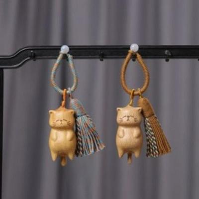 Buchenholz geschnitzter süßer Katzen Schlüsselanhänger mit Baumwollquasten-Verzierung