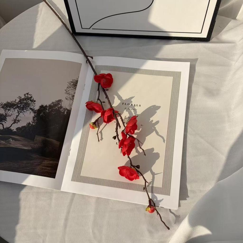 Künstlicher Winterstrauß mit Pfirsich- und Pflaumenblüten zur Innendekoration