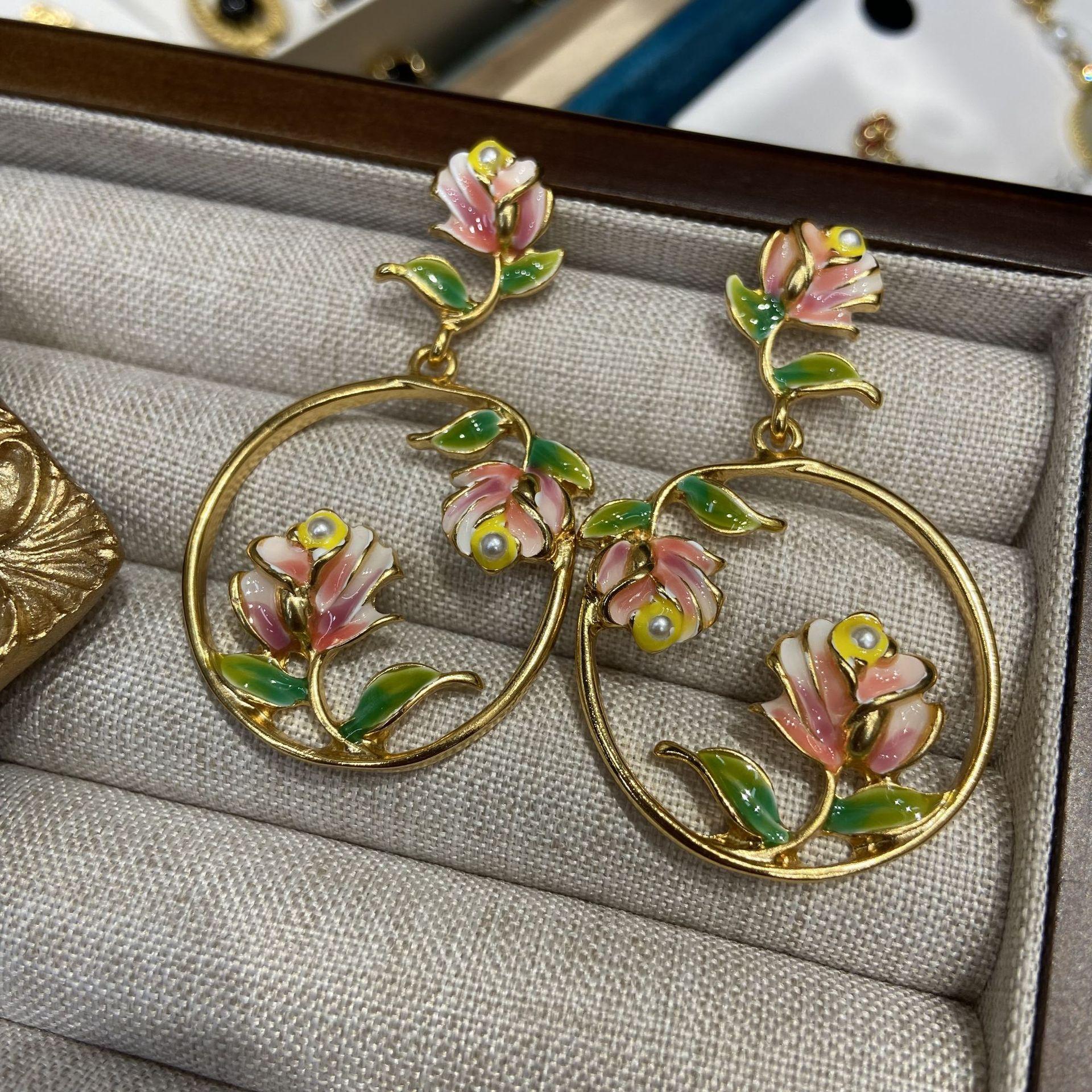 

Маленькие свежие трехмерные серьги в виде лотоса, круглые серьги с жемчугом цвета эмали, серьги в стиле «придворный» с медным покрытием из 18-каратного золота.