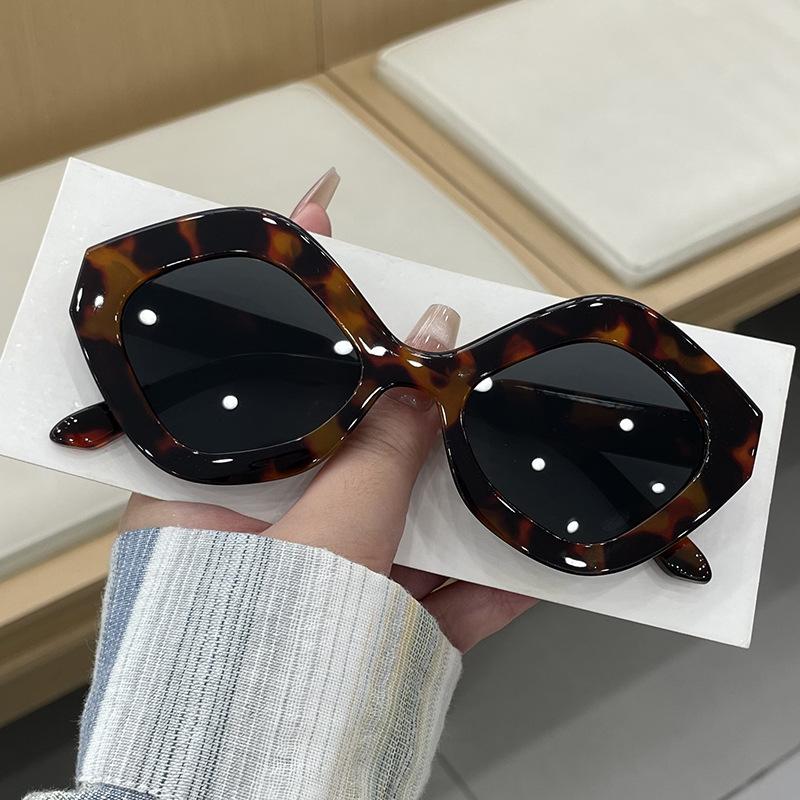  New Retro Irregular Polygon Cat Eye Sunglasses Women Green Red Shades UV400 Fashion Trending Men Sun Glasses