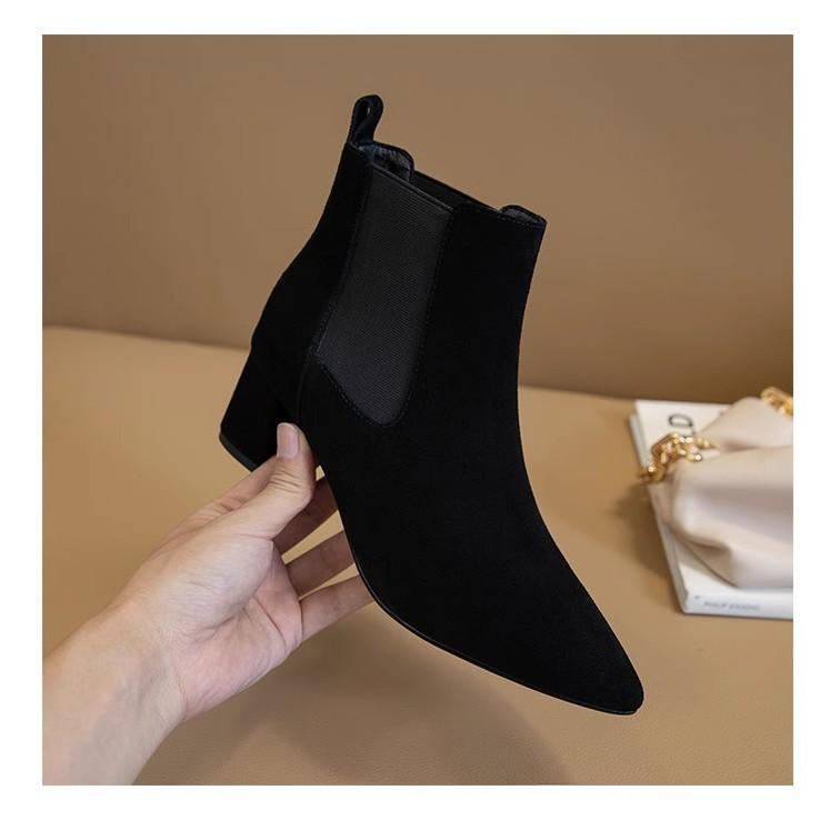 Dámské boty velkých velikostí krátké kozačky podzim a zima nové černé sametové martensky špičaté silný podpatek dámské kozačky