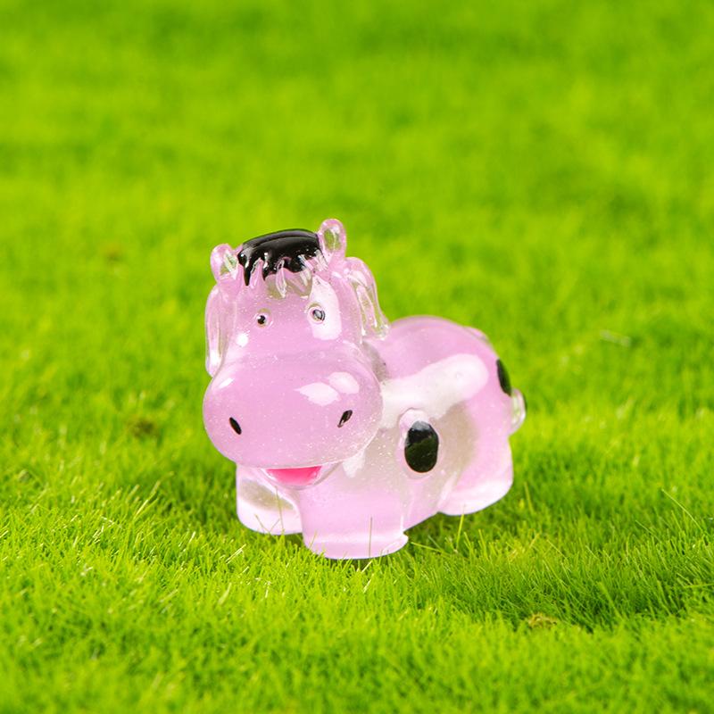 Glow-in-the-dark Cow Resin Decoration Cute Cartoon Three-dimensional Calf Jewelry Micro Landscape Decorative Arts and Crafts Accessories