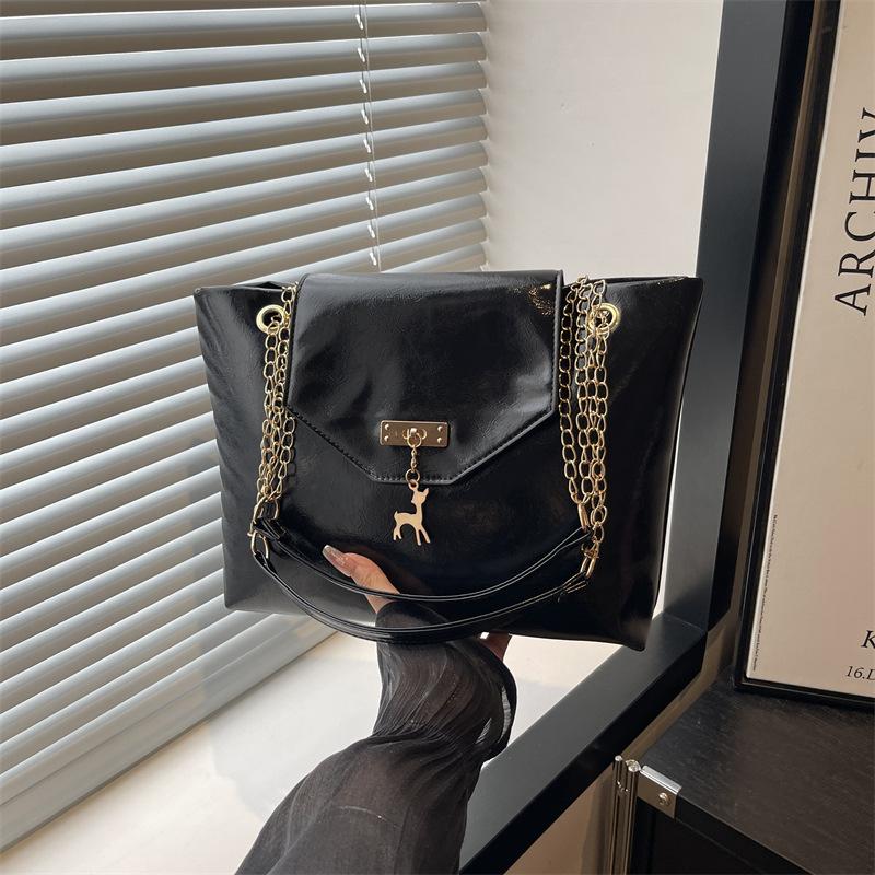 

Женская сумка новая осенняя цепочка плечевая сумка под мышку большая вместимость модная деловая маленькая квадратная сумка портфель чёрный