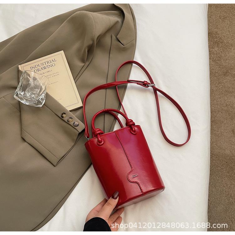 

This year, the popular bucket small bag women s 205 new fashion mobile phone messenger small bag pearl bow shoulder bag