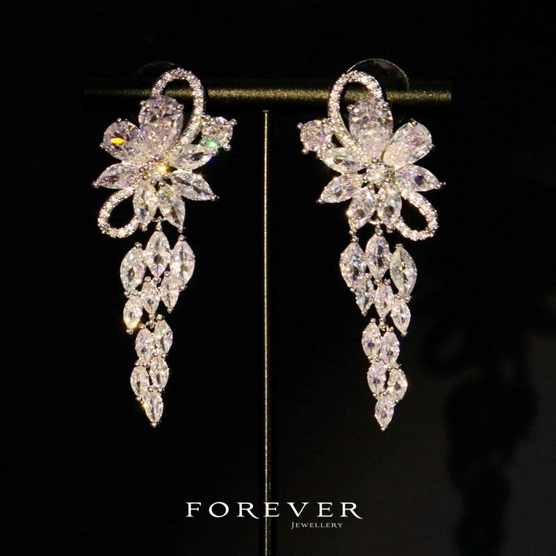 

Korean style New Exaggerated High-Grade Earrings Long Trendy Zircon Oval Temperament Earrings Bridal Wedding Ear Rings Silver ear clip