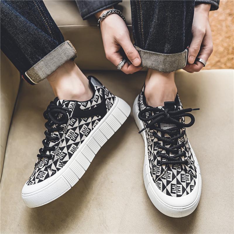 Herrenschuhe 2024 Frühling neue Lederoberfläche lässige Plateau-Herrenschuhe Studentenmode-Trend Low-Top vielseitige Einzelschuhe