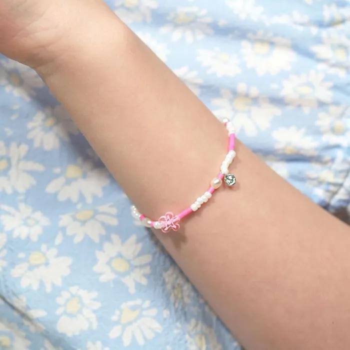 Bonbo Freshwater Pearl Mini Smile Flower Charm Bead Bracelet