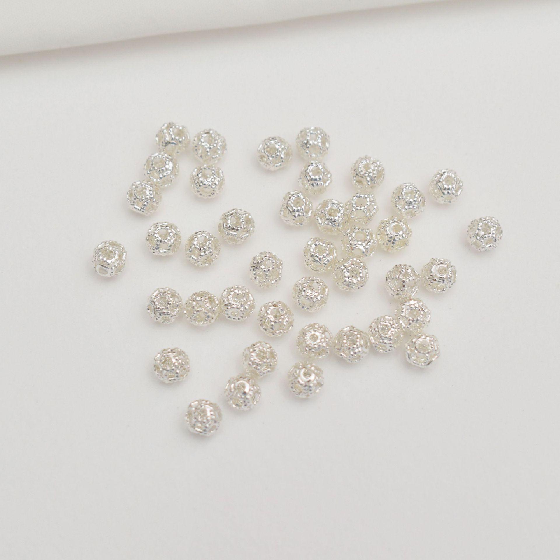 

100 шт. браслета из полых бусин, сохраняющих цвет и покрытых 18-каратным золотом, аксессуары из мелких золотых бусин, браслет ручной работы, бусины из бисерного материала.