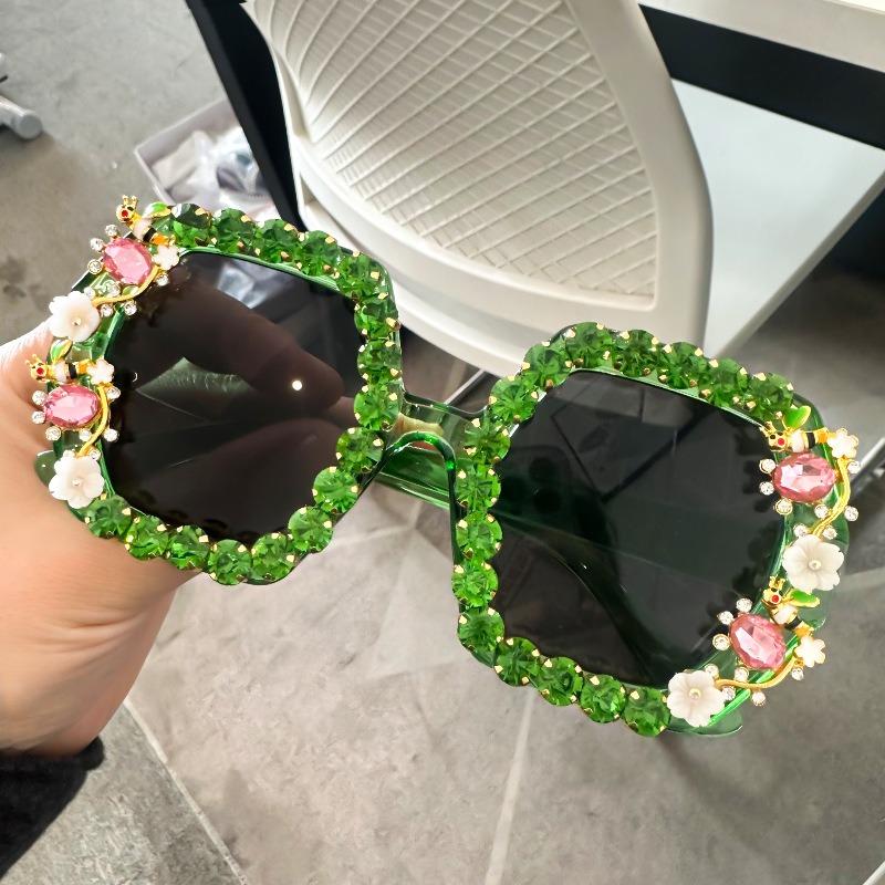 Nicht polarisierte neue Marke Luxus quadratische Sonnenbrille Frauen Diamant Kristall Strass Sonnenbrille Schattierungen