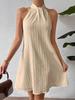 Abito da donna con drappeggio e halterneck, gonna incrociata plissettata, collezione Primavera/Estate 2025