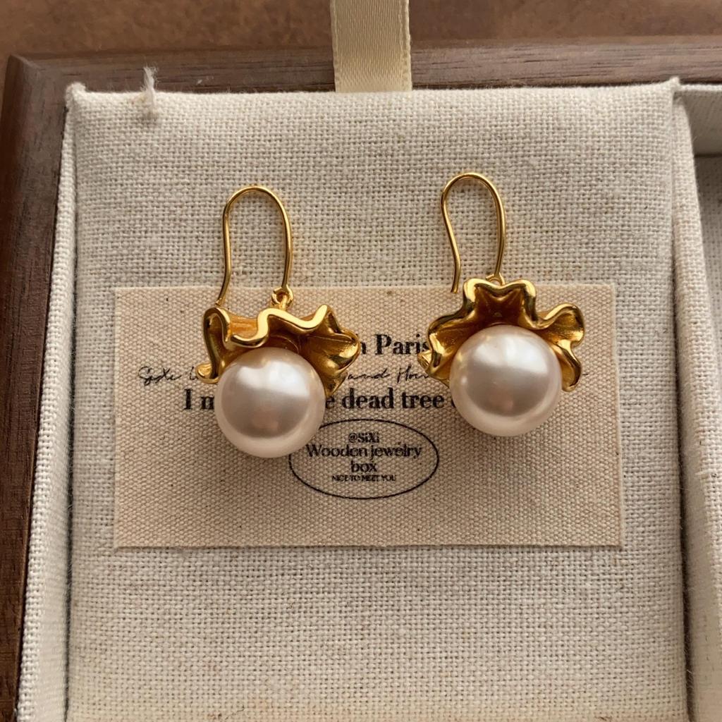 "Vintage Creamy Yellow Starfish Ear Clips: Elegant and Cute, Piercing-Free Sea Star Earrings"