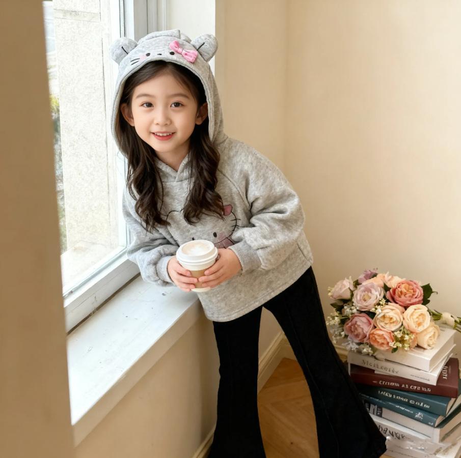 Çocuk Sonbahar/Kış 2025 Karikatür Fiyonklu Kapüşonlu Sweatshirt ve İspanyol Paça Pantolon Takımı