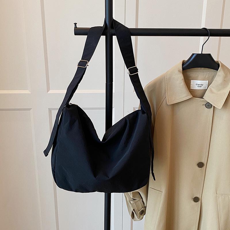 

Casual tote bag new solid color simple and versatile large capacity shoulder armpit bag class commuter messenger bag чорний