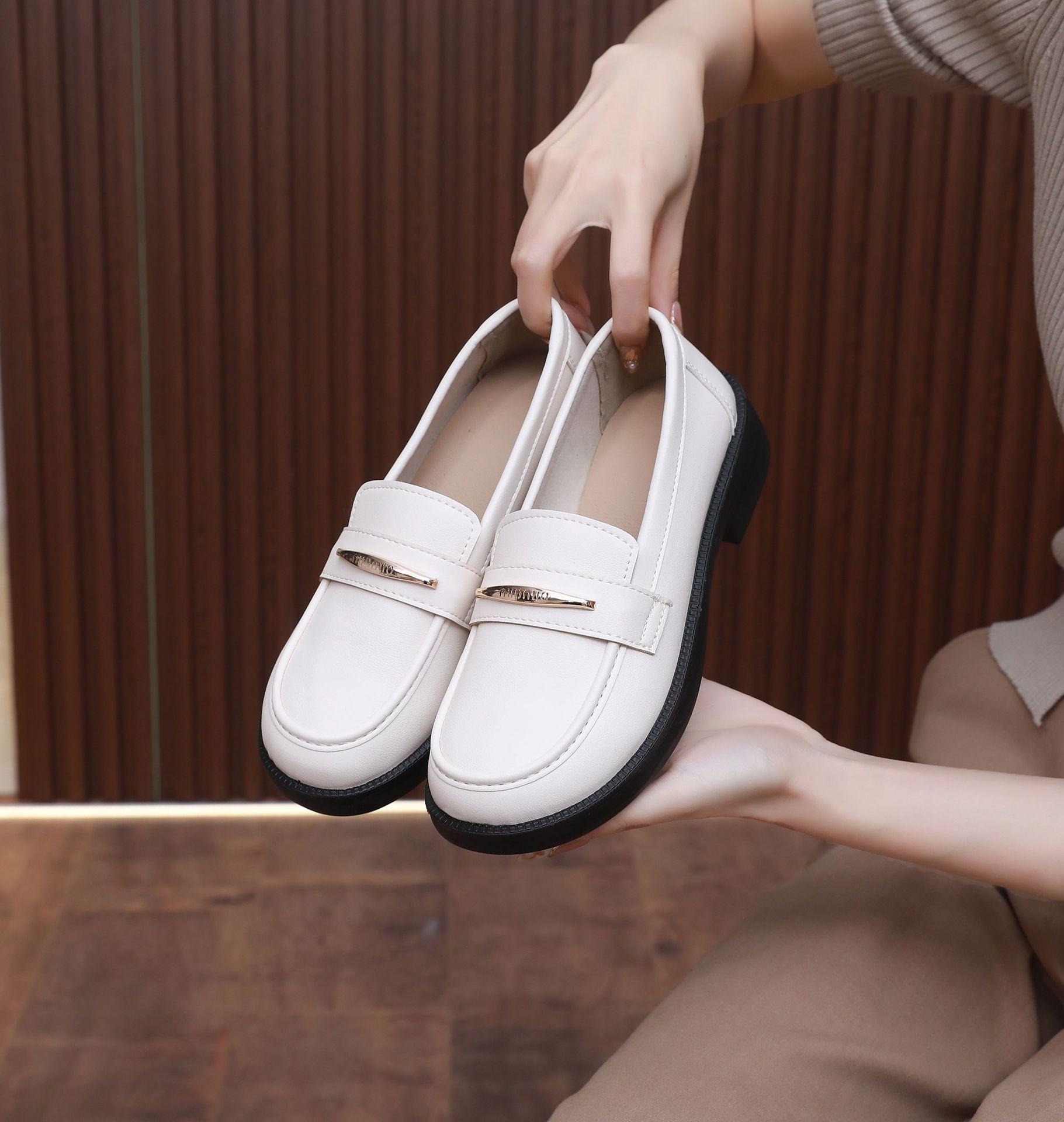 

Лоферы женские 2024 лето новые женские в британском стиле маленькие кожаные туфли на одном педале женская обувь повседневные маленькие ароматные одинарные туфли 41 белый