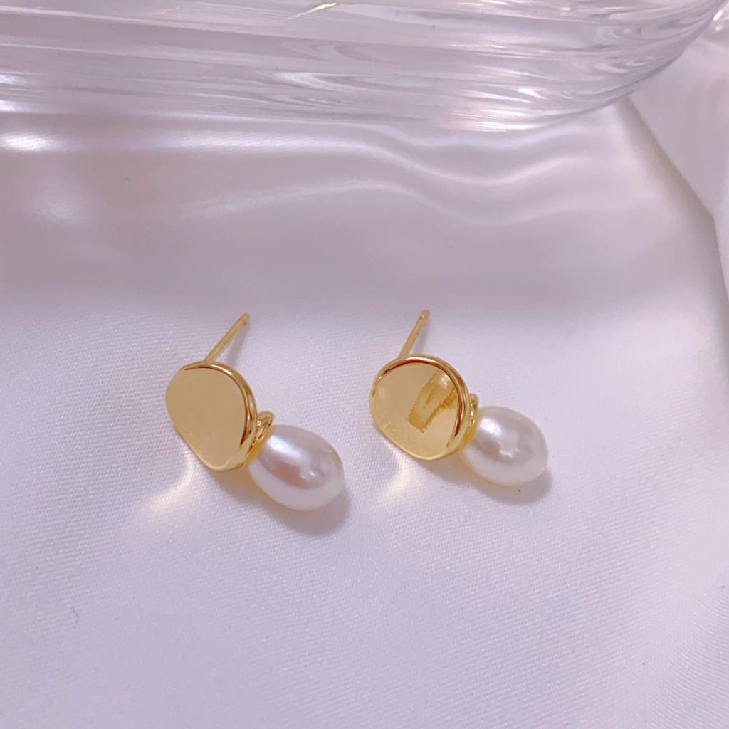 Stylish French Natural Freshwater Pearl Rice Beads Exquisite and Compact Daily Commuting Versatile Korean Version Silver Needle Stud Earrings