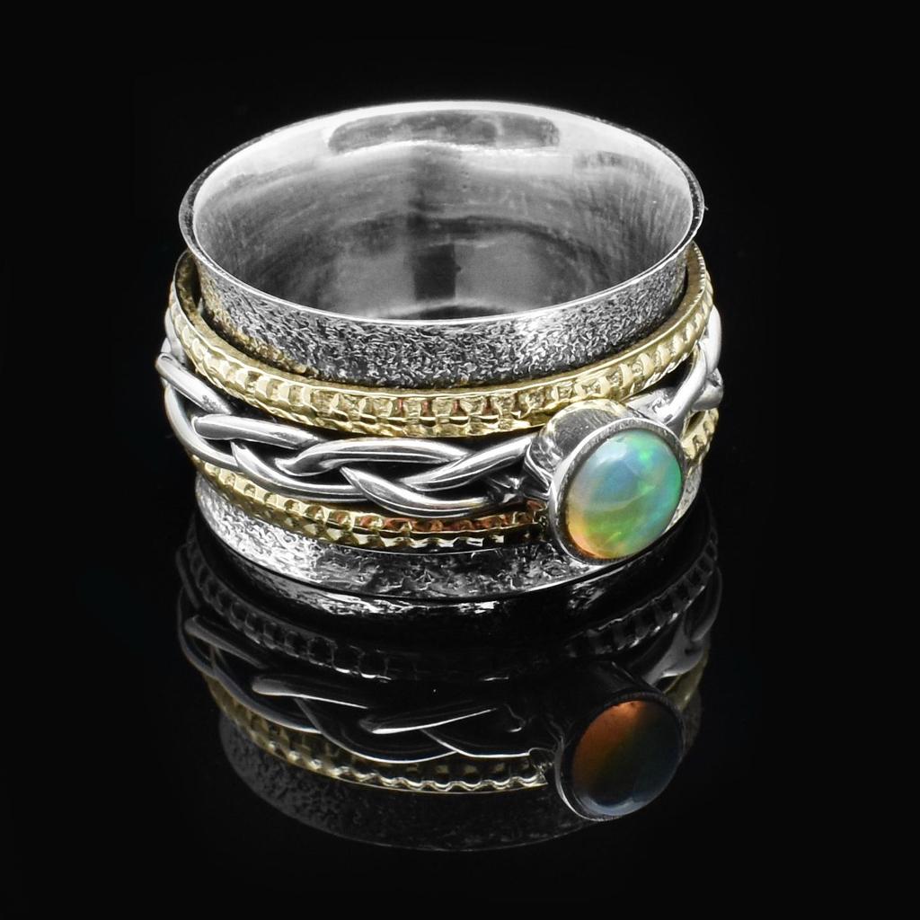 Natürlicher äthiopischer Opal-Meditations-Spinnring mit 2 Messing- und 1 Sterlingsilber-Spinnerring. Gehämmerter, gedrehter Bandring