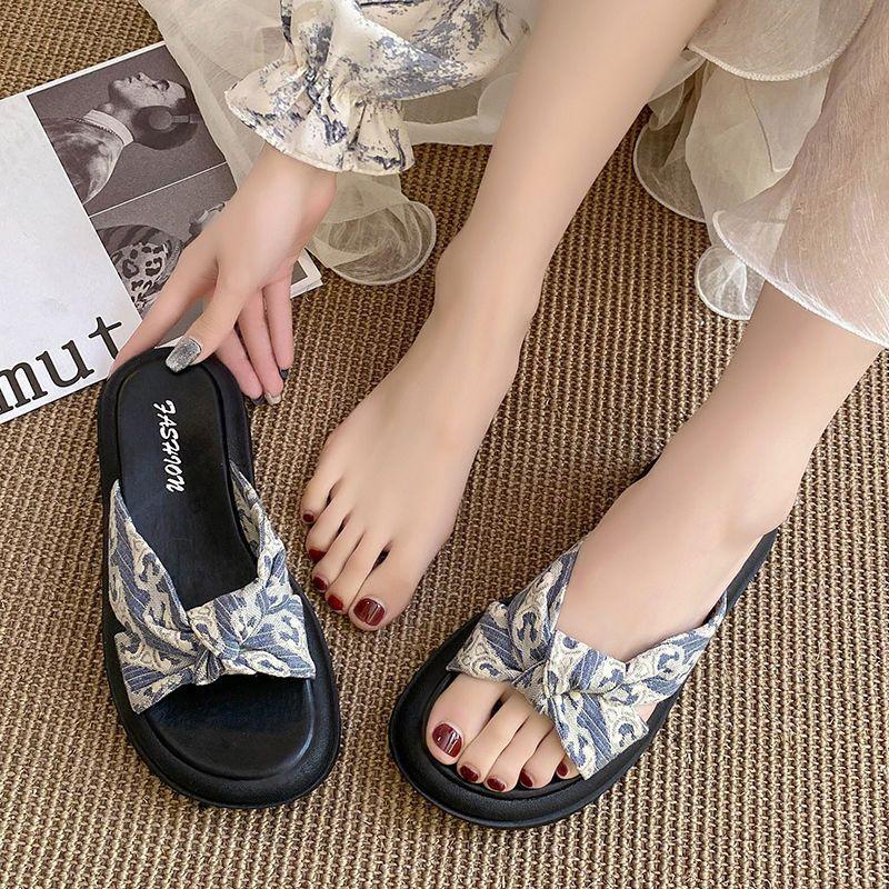 Design Sense Niche Famous Style One-word Slippers Women's Summer Wear Non-slip Thick-soled Beach Roman Shoes 2025 New