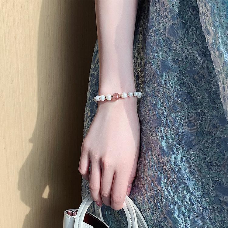 Erdbeerkristall & Barockperlenarmband - Eleganter Damenschmuck für einen Hauch von Romantik