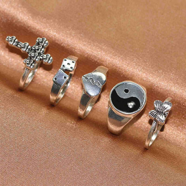 Retro For Women Punk Butterfly Heart Rings Set Retro Gothic Ancient Color Color Dice Angel Wings Charms Finger Rings JewelryVintage Rings