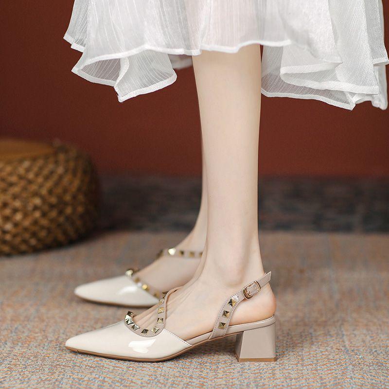 

Женские летние туфли-лодочки телесного цвета на высоком французском толстом каблуке с острым носком и заклепками, с сумкой на носке, пустые сандалии, новинка 2025 года, иностранный стиль 40 абрикосовый