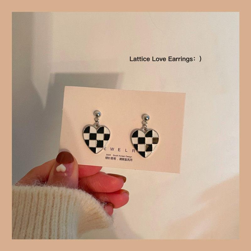 

Fashion checkerboard love stud earrings niche design sense high-end black and white grid jewelry