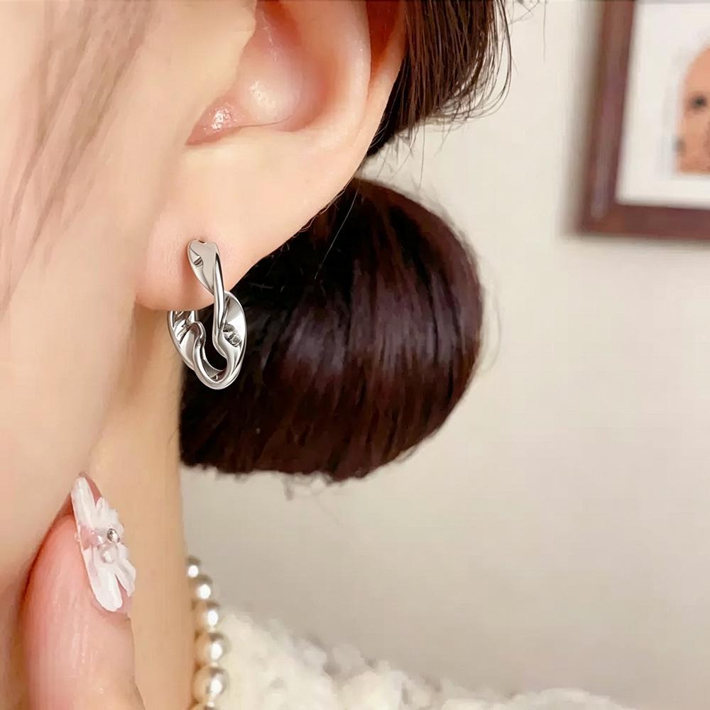 Niche Minimalist High-End C-Shape Earrings: Elegant and Versatile Jewelry for Women