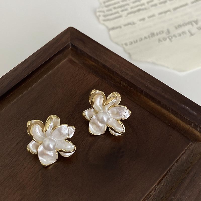 Imitation Pearl Flowers Geometry Stud Earrings for Women Simple Retro Temperament Fashion Sweet Personality Jewelry Gift