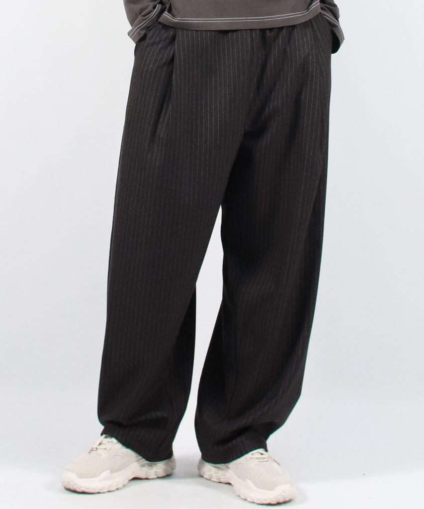 Deumakeu M Stripe Chicano Wide One-Tuck Pants - Deep Charcoal