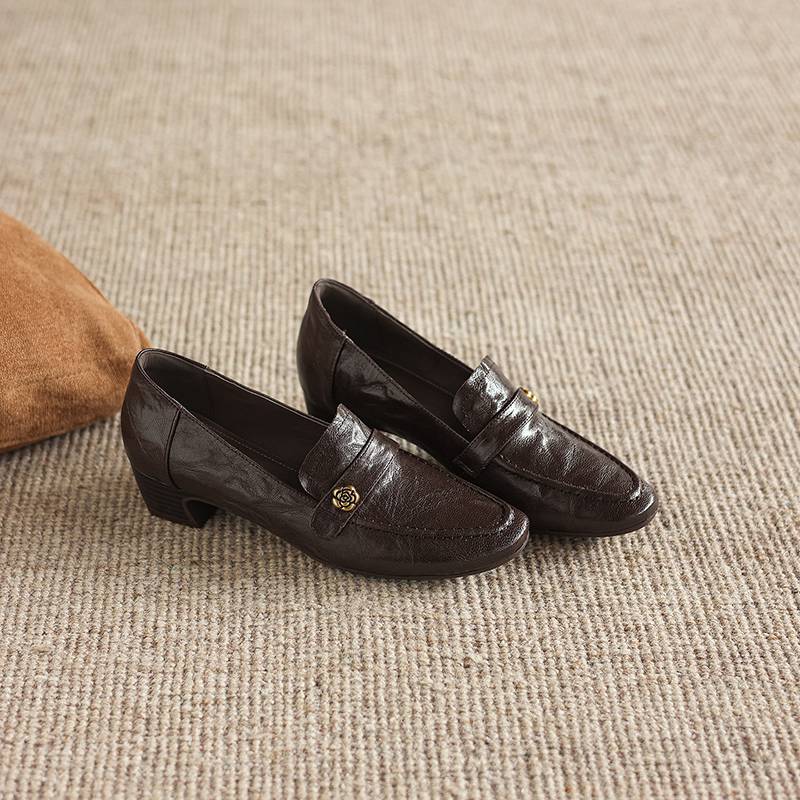 Krazing Pot Sheepskin Round Toe Thick Med Heels Spring Shoes Slip On Big Size 42 Metal Flowers Women Pleated Pumps