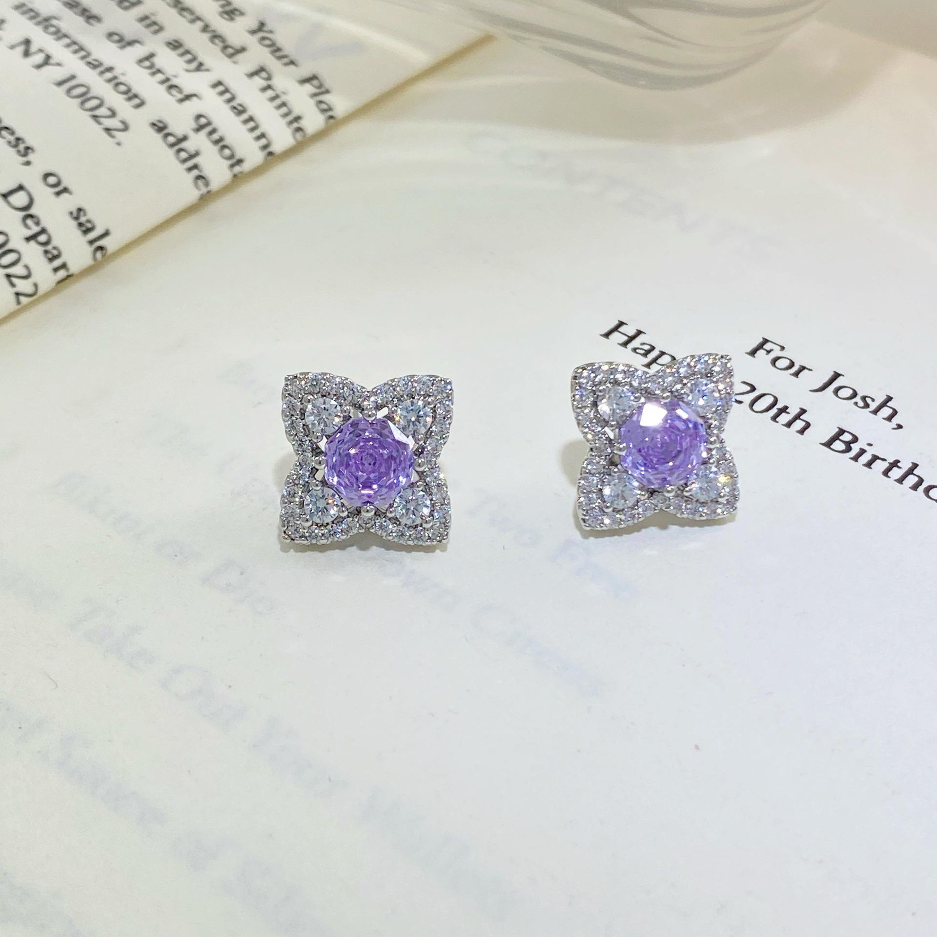 

Элегантные серьги-пусеты с цирконом в виде четырехлистного клевера - Женские украшения класса люкс