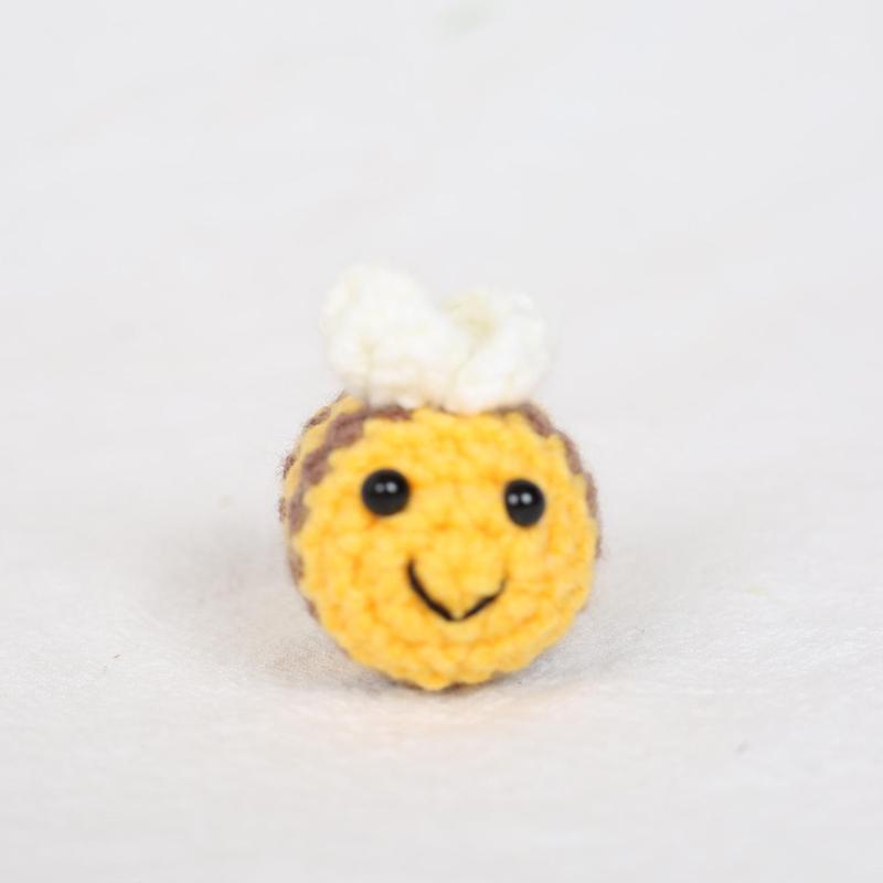

5/1pcs DIY Little Bee Keychains Creative Doll Yarn Hand Woven Gift Cute and Funny Cartoon Pendants Finished Product 1PC