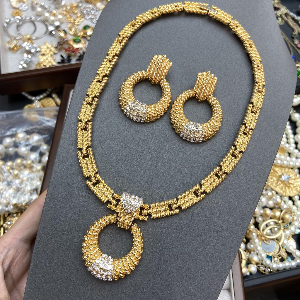 Ba Li Family Has The Same Trendy Brand Necklace, Western Antique Copper Plated 18K Gold Round Diamond Necklace Earrings Set.
