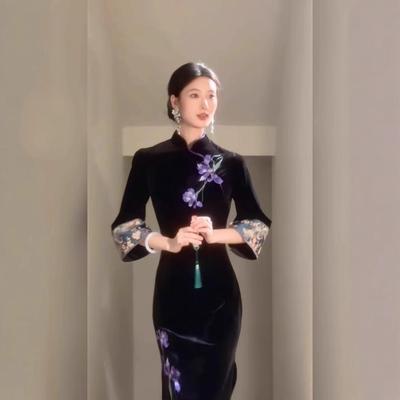 Cheongsam de luxe fait main en velours brodé avec manches inversées