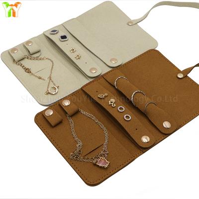 Création de bijoux – Emballages et présentoirs de bijoux
