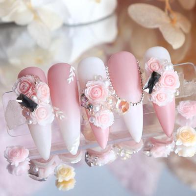 6 Gitter Dreifarbige Harzrose Stereoskopische 3D Blume Nagelanhänger Dekorative Accessoires für Gelnagel Füllmaterial DIY Nagelkunst Design