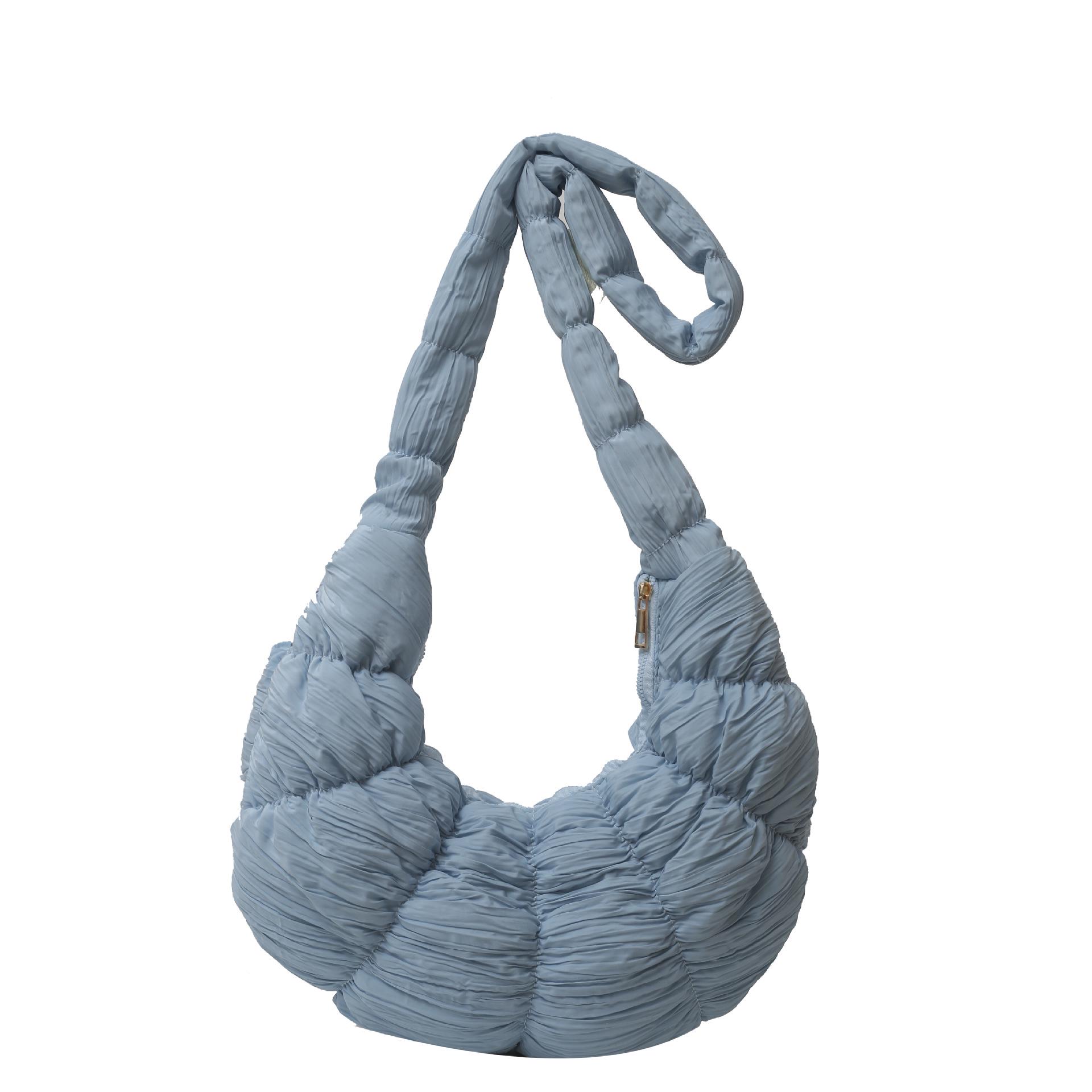 

Плиссированная сумка-кроссбоди в форме полумесяца на весну 2024 года - Большая вместимость, дизайн облако-пельмень Large небесно-голубой