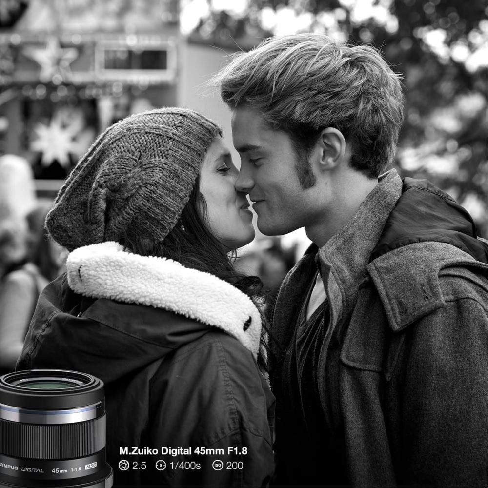 Om System Black Lens 45mm F1.8