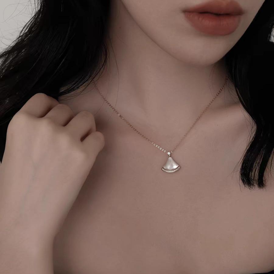 Mother-of-Pearl Fan Skirt Necklace: 14k Gold-Filled, High-End Luxury Clavicle Chain, New 2024 Style Gift.