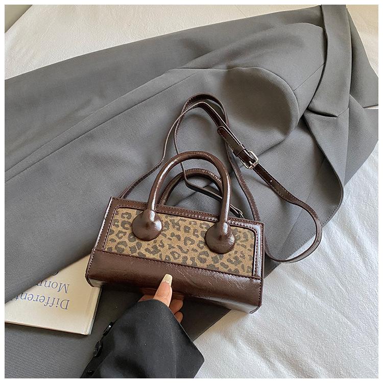 

Small and exquisite box bag, hand bag, women s 2025 new fashion sense, shoulder messenger bag, fashionable splicing small square bag.