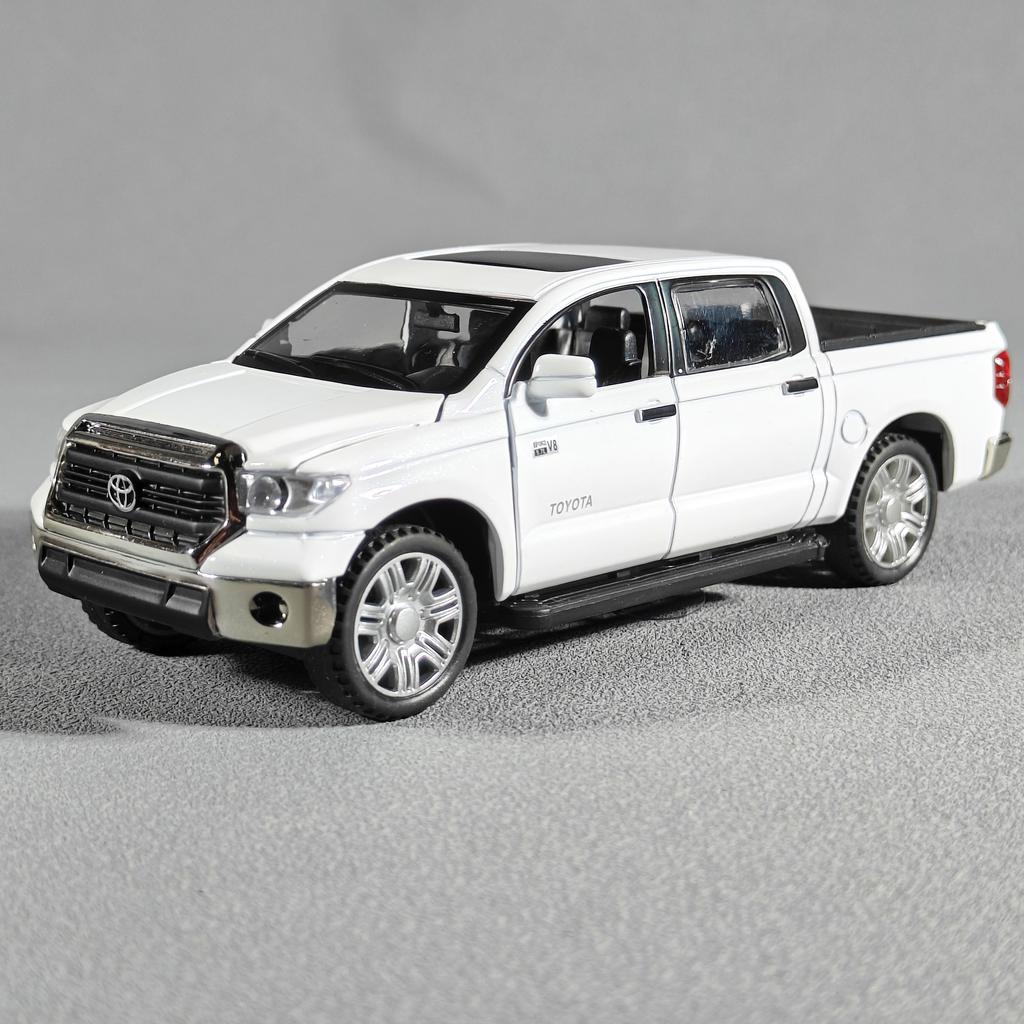 1:32 Toyota Tundra off road alloy diecast SUV truck model sond & light toy Miniature collection ornaments gift for childrens