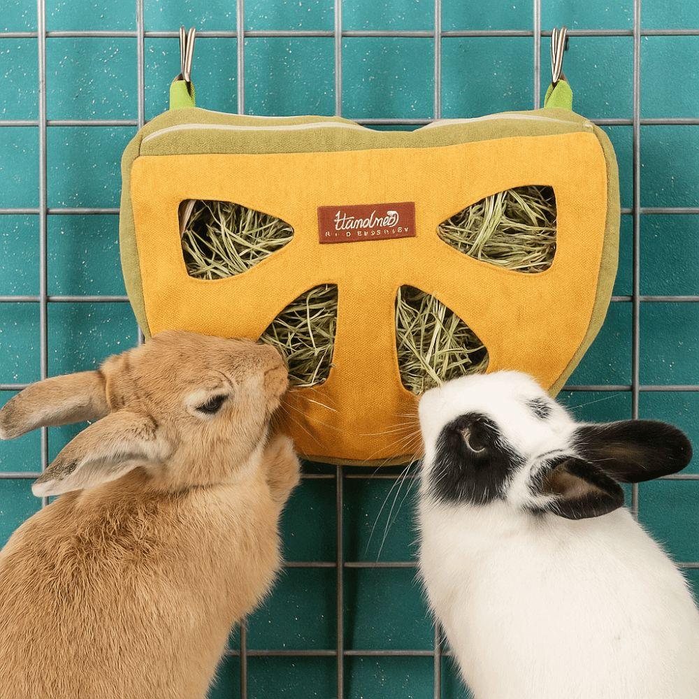 Waschbarer Heusack Futterspender Verschleißfest Kleintierfutterspender 4-Loch Fütterungstasche für Haustierkäfig