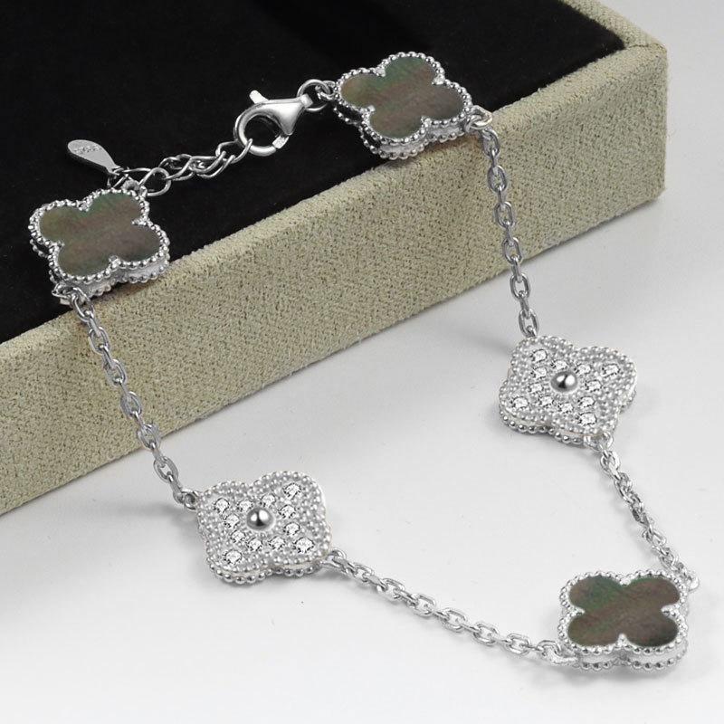 Women's Four-Leaf Clover Bracelet – 18K Gold Plated with Double-Sided Mother-of-Pearl, Elegant High-Quality Accessory, Chic and Lucky Design.