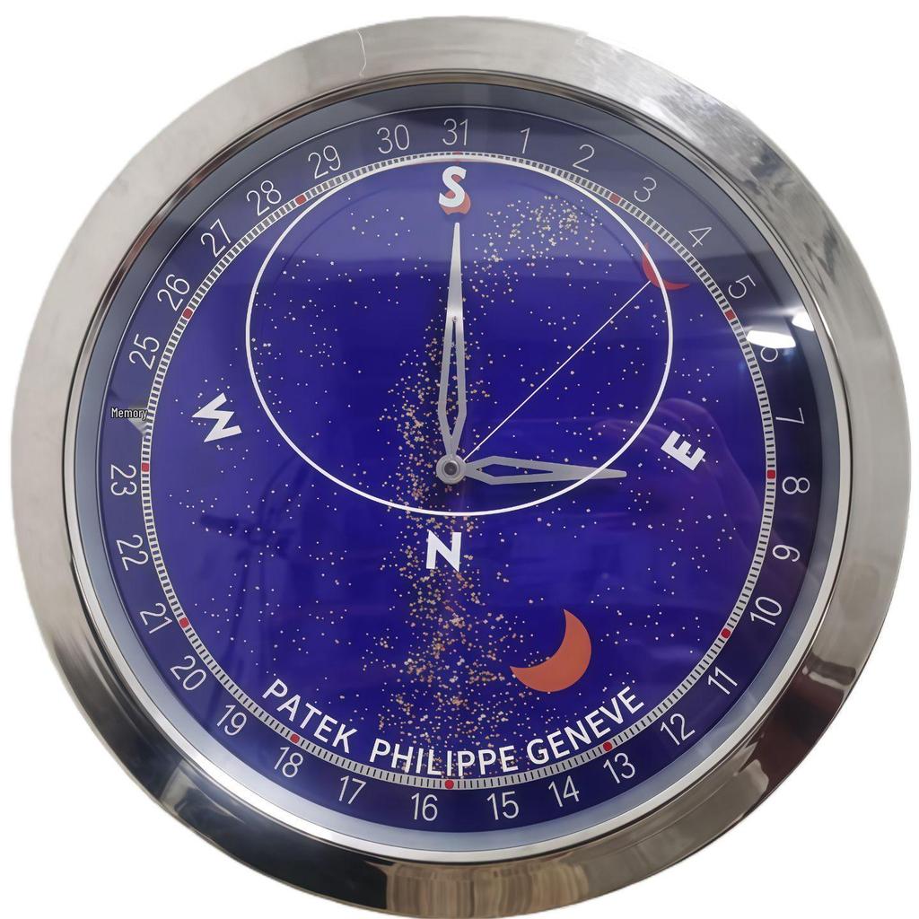 Leuchtende Lux Wandmontierte Metalluhr: Modernes Dekorationsstück für Wohnzimmer