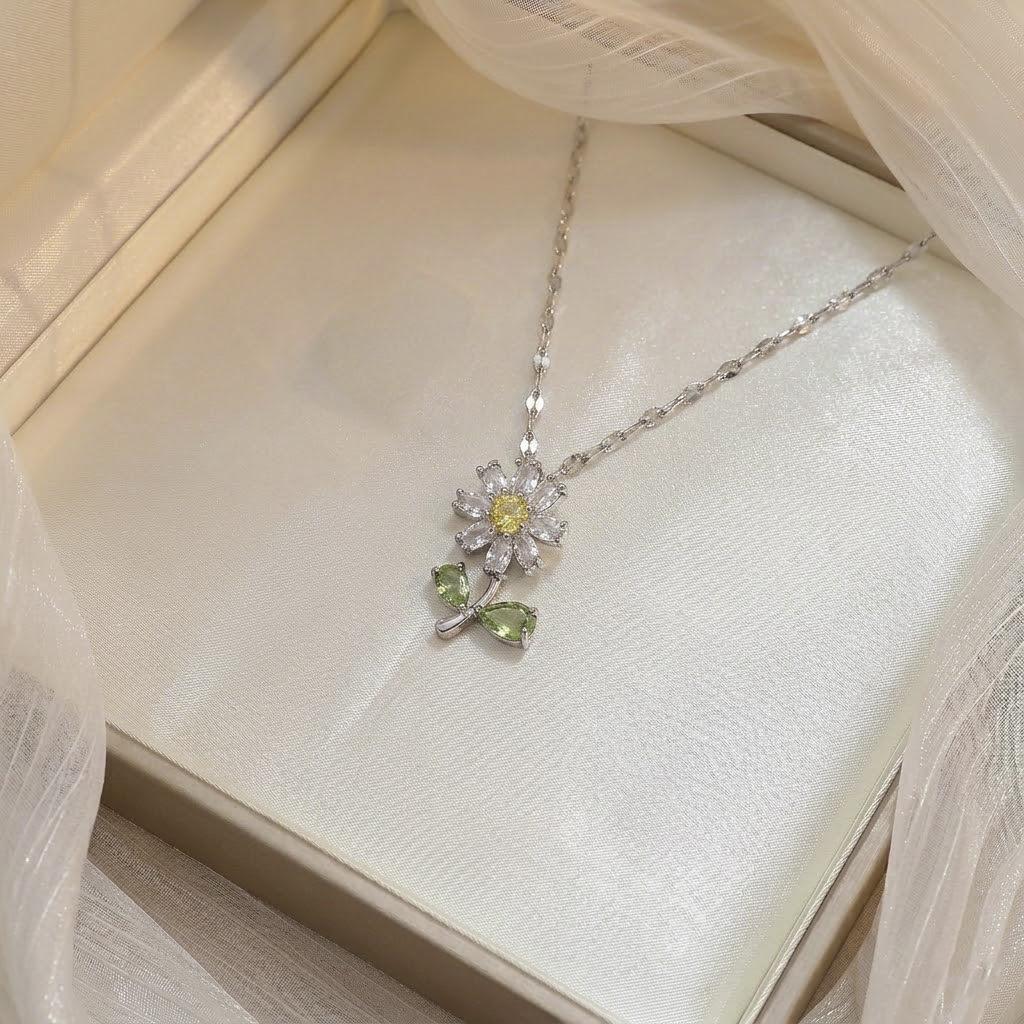 Women's European & American Style Pearl Flower Zirconia Pendant Necklace